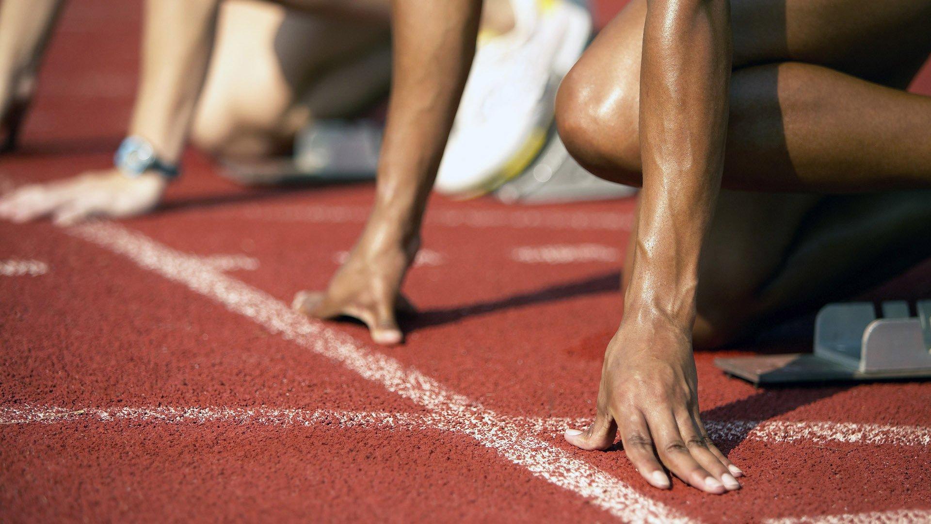 梅西赛后赤膊离场，落场球衣再成焦点，交换传统引发球迷热议